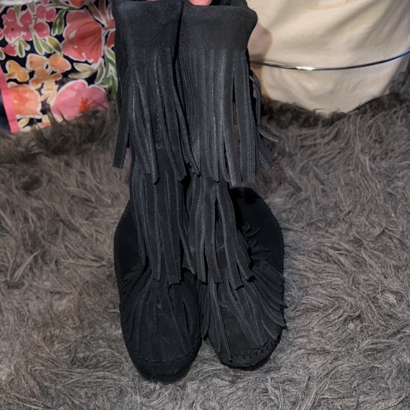 Women's Minnetonka black suede moccasin boots , with fringe, mid-calf, sz 6 - Picture 4 of 11